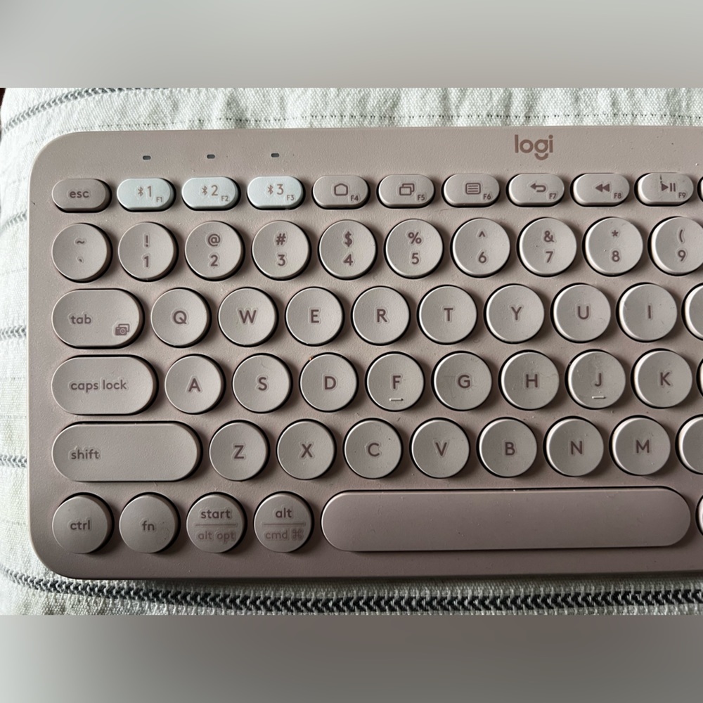Logitech K380 Wireless Keyboard - Picture 2 of 8